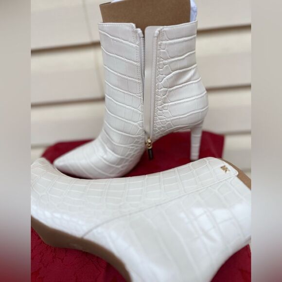 Michael Kors cream crocodile pattern ankle booties, pointy nose, zipper, 8.5 - Picture 6 of 11